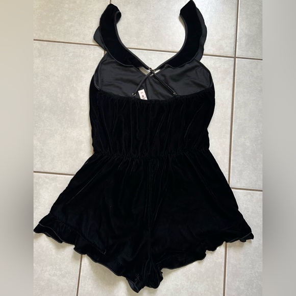 Victoria’s Secret Black Velvet Romper M - Picture 4 of 8